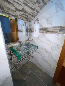 W łazience znajduje się umywalka i wanna. w obiekcie Hotel Don Blas Jardín w mieście Jardin