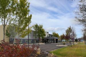 een uitzicht op een gebouw met een parkeerplaats bij Fairfield Inn & Suites by Marriott Missoula Airport in Missoula