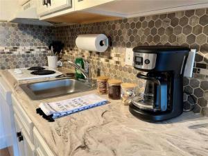 Кухня или мини-кухня в Universal-Disney Dream 1211 Studio - The Enclave
