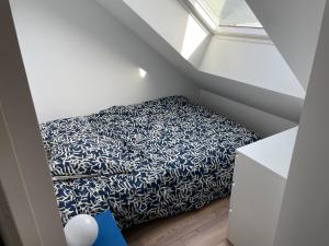 een kleine kamer met een bed op de zolder bij Studio 304 - Hyper Centre - Intégralement rénové - Toutes commodités à pied in Saint-Nazaire