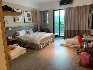 um quarto de hotel com duas camas e uma janela em Sunny Sky Homestay em Yujing