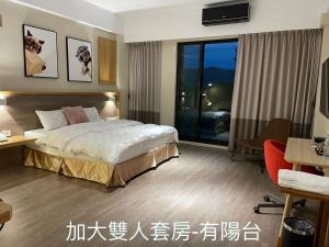 um quarto de hotel com uma cama, uma secretária e uma janela em Sunny Sky Homestay em Yujing