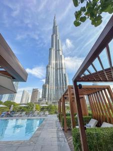 uma vista para um edifício alto com uma piscina em Address Dubai Opera Residences em Dubai