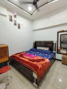 Postel nebo postele na pokoji v ubytování Swastik Yatri Grah