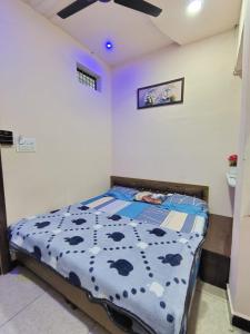 Postel nebo postele na pokoji v ubytování Swastik Yatri Grah