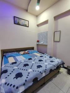 Postel nebo postele na pokoji v ubytování Swastik Yatri Grah