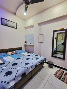 Postel nebo postele na pokoji v ubytování Swastik Yatri Grah