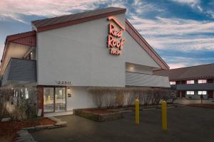 una señal de la posada de roca roja en el lado de un edificio en Red Roof Inn Detroit - Royal Oak/Madison Heights, en Madison Heights