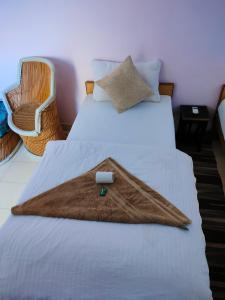 una habitación de hotel con una manta en una cama en Martine guest house, en Jaisalmer