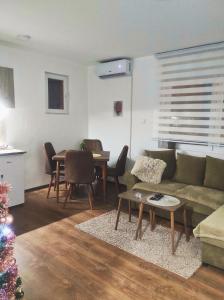 sala de estar con sofá y mesa en Petrović Apartman, en Vrnjačka Banja