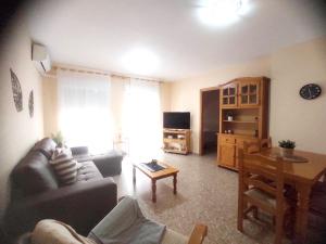 sala de estar con sofá y mesa en Precioso apartamento en Puerto de Sagunto Valencia, en Puerto Sagunto