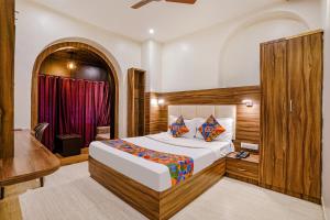 um quarto com uma cama king-size num quarto em FabExpress Abad Inn em Mumbai