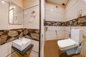 FabExpress Abad Inn في مومباي: حمام مع مرحاض ومغسلة