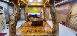 Mizo Hotel في سول: حمام مع حوض خشبي مع اشجار فيه