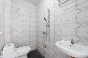 a bathroom with a toilet and a sink and a shower at Urbanview Hotel Ranls Dream Banda Aceh by RedDoorz in Banda Aceh