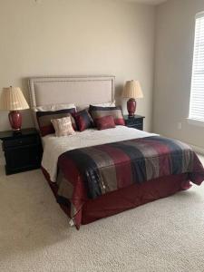 1 dormitorio con 1 cama grande y 2 lámparas en Your 1Br and LR Home Away From Home, en Dallas