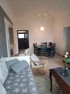 ein Wohnzimmer mit Sofa und Tisch in der Unterkunft Deich in Karolinenkoog