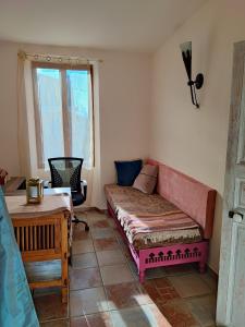 een woonkamer met een bank en een tafel bij Petit cocon à Mourepiane in Marseille