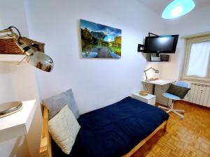 ローマにあるEmilio's Homeのベッドルーム(青いベッド1台、テレビ付)