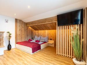 um quarto com uma cama e uma televisão de ecrã plano em Apartment in Salzburg with whirlpool tub em Neukirchen am Grossvenediger