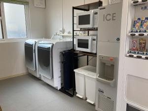 laboratorium z kuchenką mikrofalową i urządzeniami w pokoju w obiekcie RJ HOTELS OTARU w mieście Otaru