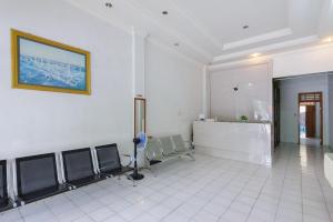 Lobbyn eller receptionsområdet på RedDoorz Syariah @ Panglima Nyak Makam Aceh 2