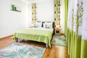 ティミショアラにあるPensiunea Venusのベッドルーム1室(緑のシーツが敷かれたベッド1台、窓付)