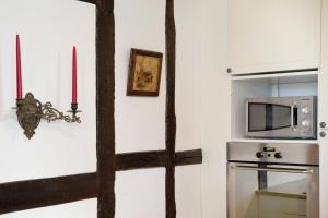 a kitchen with a microwave and a red candle at NEU! Ferienwohnung Zum Kaminzimmer in Toppenstedt