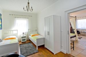 a bedroom with two beds and a closet at NEU! Ferienwohnung Zum Kaminzimmer in Toppenstedt