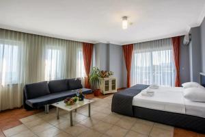 1 dormitorio con 1 cama grande y 1 sofá en Grand Alisa Hotel (Ex. Royalisa Hotel), en Alanya