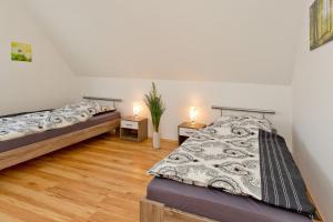 two beds in a room with two lamps on tables at NEU! Ferienwohnung zum Wiesenblick in Toppenstedt