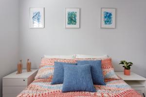 フリーマントルにあるEast Fremantle Escapeの白いベッドルーム(青い枕のベッド付)