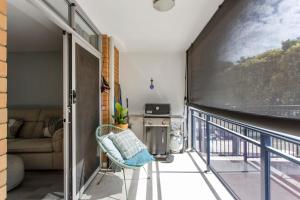 een balkon met een bank en een fornuis bij East Fremantle Escape in Fremantle