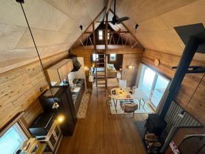einen Blick über ein Wohnzimmer und eine Küche in einem Haus in der Unterkunft 美瑛森林木屋 - 小紅帽 in Biei