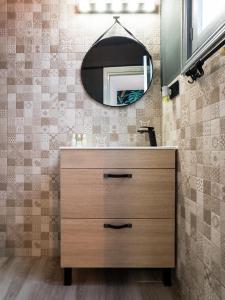 un baño con lavabo y espejo en Romance 2 Terraza con Vistas al Mar by Vero, en Altea 39 fotos más