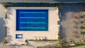 uma vista sobre uma piscina com espreguiçadeiras em Windsor Hotel & Convention Center Istanbul em Istambul