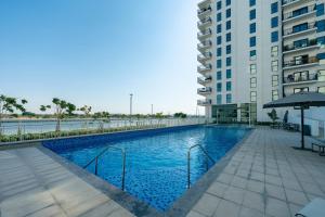 ein Schwimmbad in der Mitte eines Gebäudes in der Unterkunft Maison Privee - Exquisite Apt on Yas Island cls to ALL attractions in Abu Dhabi