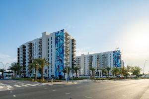 ein großes Gebäude mit blauer Farbe auf einer Straße in der Unterkunft Maison Privee - Exquisite Apt on Yas Island cls to ALL attractions in Abu Dhabi