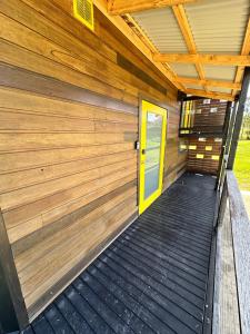 马拉库塔Ocean Breeze Tiny House - Ocean and Lake View的相册照片
