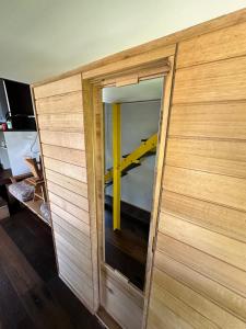 Ocean Breeze Tiny House - Ocean and Lake View客房内的一张或多张床位