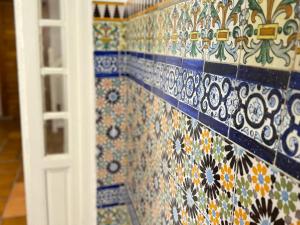 a tiled wall with a pattern of flowers on it at Casa 1928 - 1 IZQ - Plaza de España in Seville