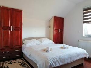 ein Schlafzimmer mit einem Bett mit zwei Handtüchern darauf in der Unterkunft Apartman LELI in Kupres