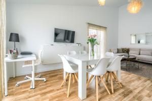 Un comedor blanco con una mesa y sillas blancas. en Duplex Piscina, Terraza y Parking by Vero, en Altea