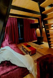 A bed or beds in a room at Vilat Alpine Golden Gjinar