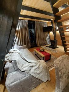 エルバサンにあるVilat Alpine Golden Gjinarのリビングルーム(大型ベッド1台、ソファ付)