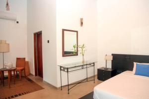 Ένα ή περισσότερα κρεβάτια σε δωμάτιο στο Luxury Villa close to famous Hikkaduwa Beach