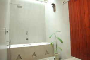 Ένα μπάνιο στο Luxury Villa close to famous Hikkaduwa Beach