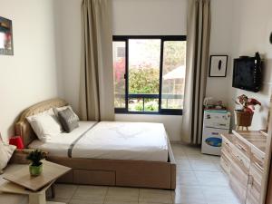 sypialnia z łóżkiem i dużym oknem w obiekcie Jumeirah Beach Villa w Dubaju