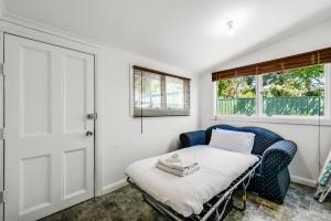 Kensington and NorwoodにあるSwainson on Churchのベッドと窓のある部屋 +14枚の写真