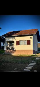 dom z czerwonym dachem i werandą w obiekcie Kuća za odmor Sedra w mieście Hrvatska Kostajnica